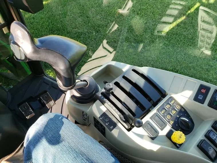 2015 JOHN DEERE 4066R MFWD - Image 16